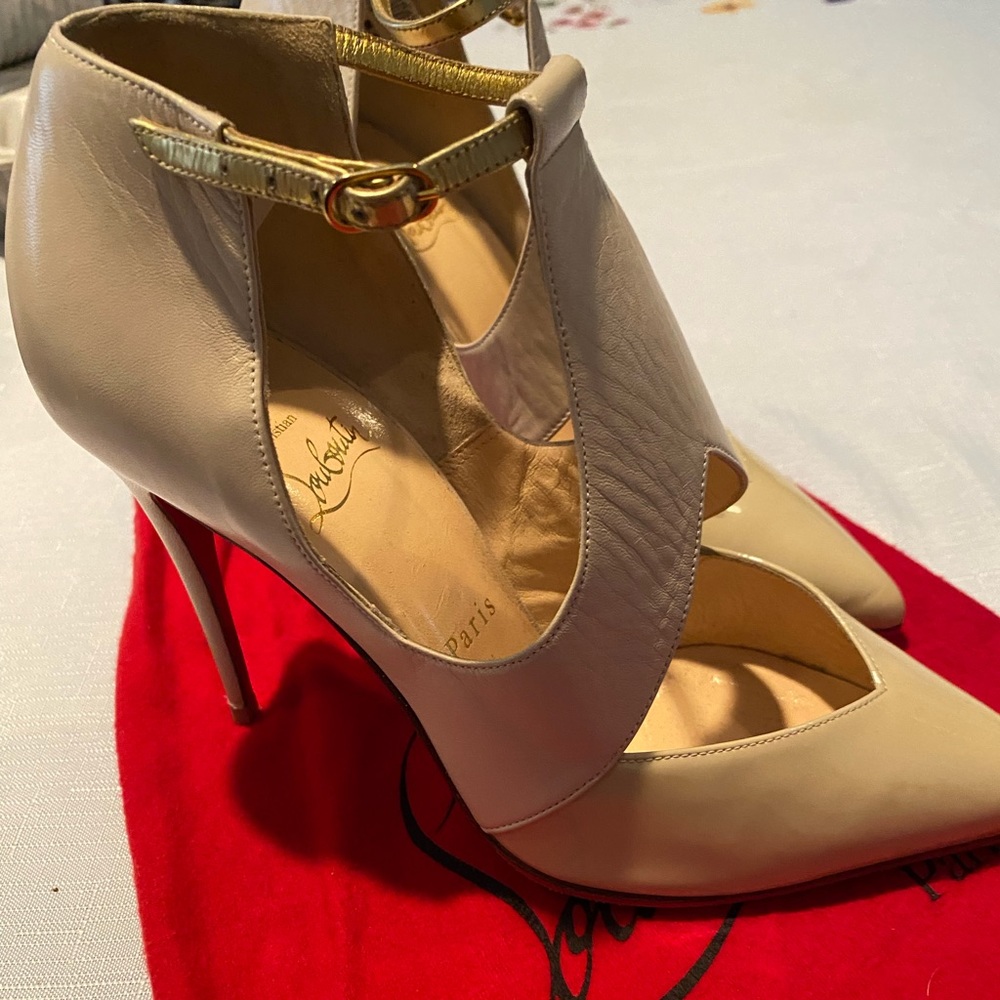 👠Authentic Christian Louboutin Nude/Gold Leather Dictata Pumps with dust bag